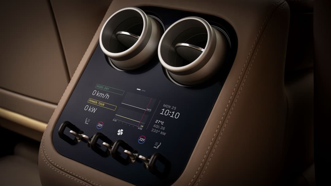 Écran tactile de Ferrari Luce affichant les données de conduite et les aérations latérales dans l'habitacle beige