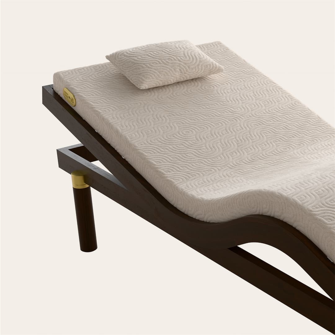 Lit inclinable Rituals Mind Oasis avec structure noire, matelas blanc à motifs géométriques et oreiller assorti