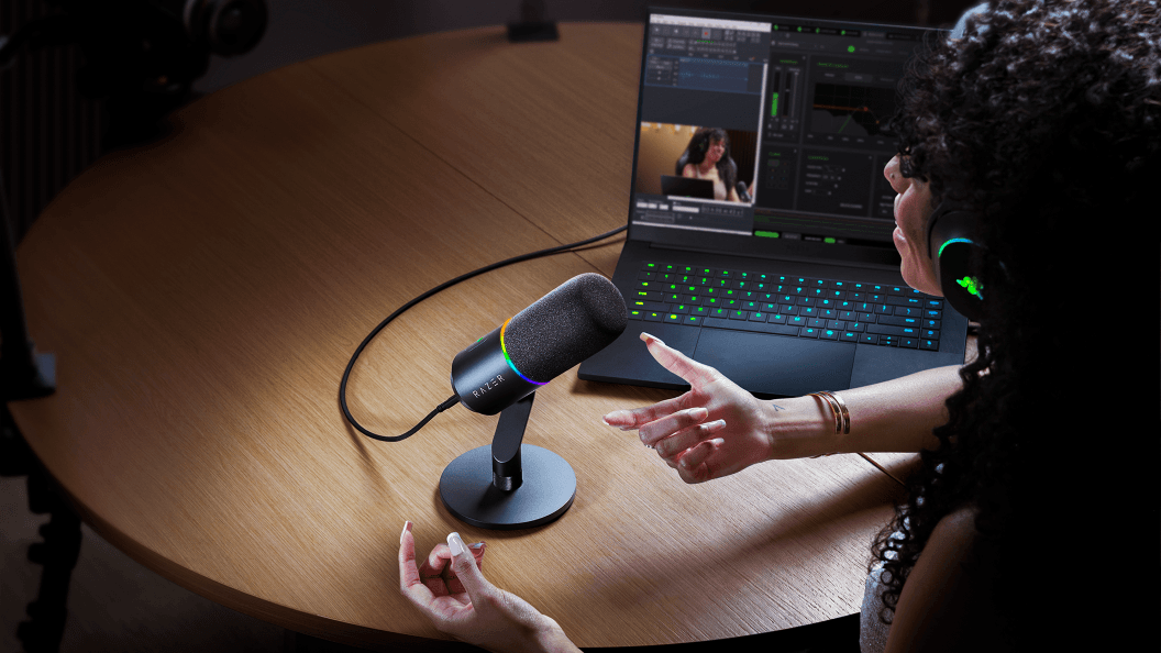 Microphone Seiren V3 Pro noir avec socle, connecté à un ordinateur portable affichant un logiciel d'enregistrement audio professionnel