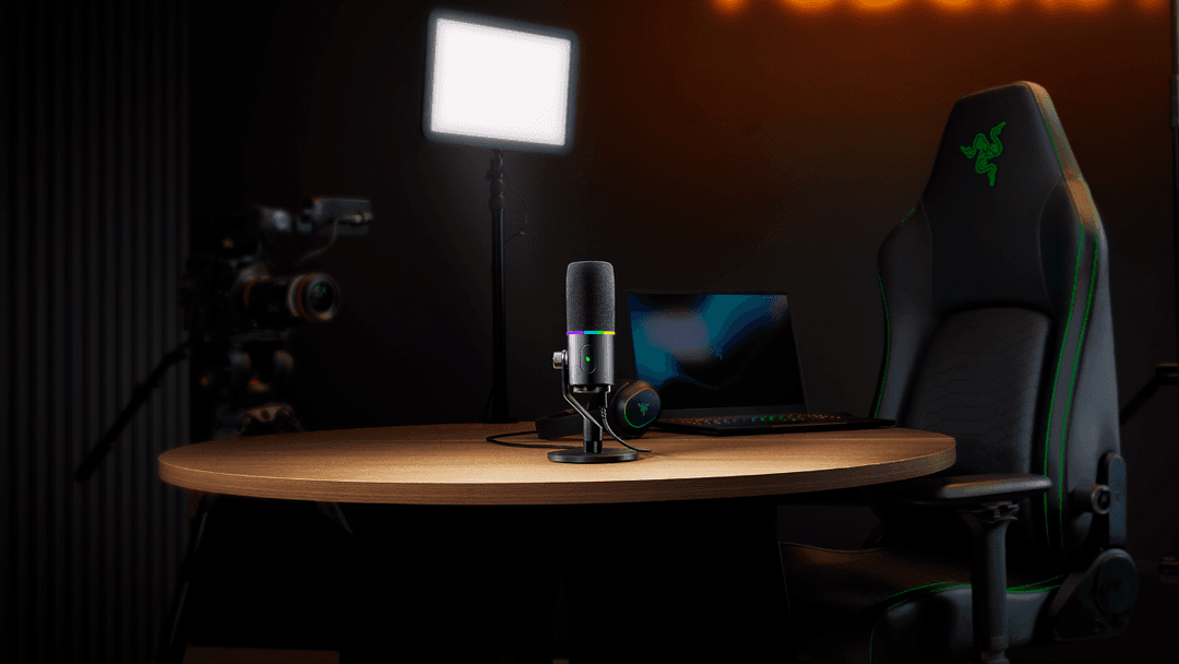 Microphone Seiren V3 Pro gris sur un bureau en bois dans un studio d'enregistrement professionnel