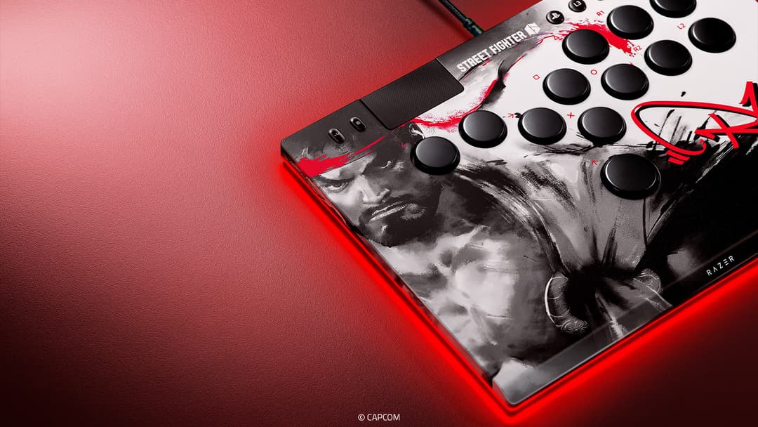 Razer Kitsune Édition Ryu, contrôleur d'arcade professionnel aux finitions premium avec boutons noirs et design Street Fighter sur fond rouge