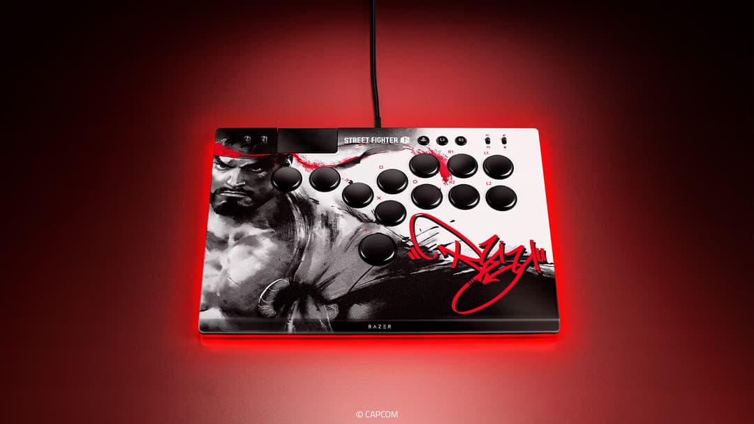 Manette arcade Razer Kitsune Édition Ryu aux touches noires sur fond blanc et noir, ornée de l'illustration du personnage Ryu, avec un éclairage RGB rouge