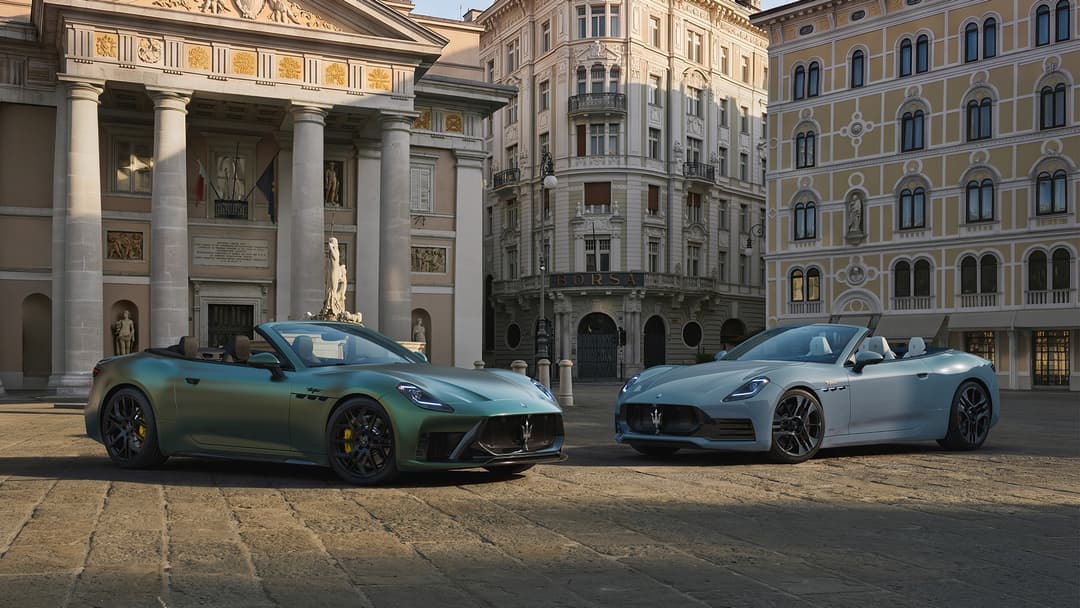Deux Maserati GranCabrio décapotables, une verte et une blanche, stationnées sur une place italienne devant des bâtiments historiques
