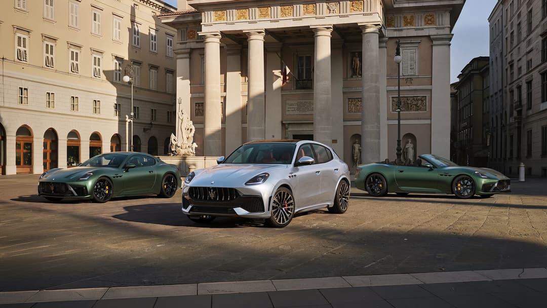 Trois Maserati devant un bâtiment néoclassique à colonnes : deux coupés verts et un SUV blanc sur une place pavée