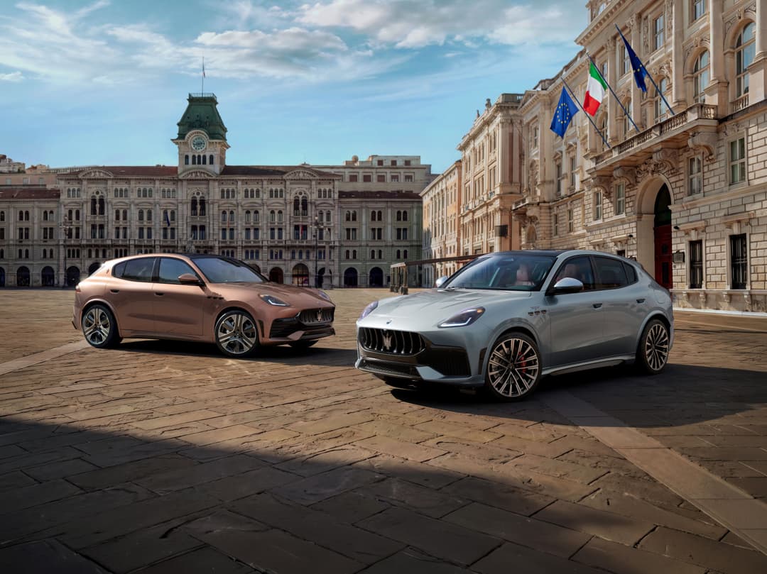 Deux Maserati Grecale, l'une marron et l'autre blanche, stationnées sur une place italienne avec bâtiments historiques en arrière-plan
