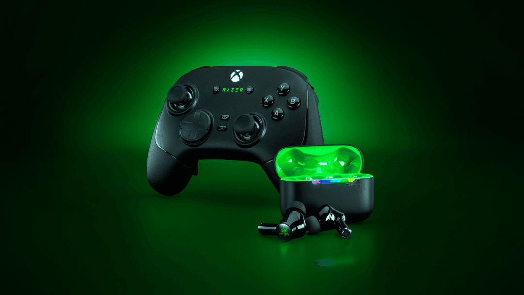 Écouteurs Razer Hammerhead V3 X HyperSpeed noirs avec boîtier de recharge illuminé en vert, à côté d'une manette Xbox noire, sur fond vert