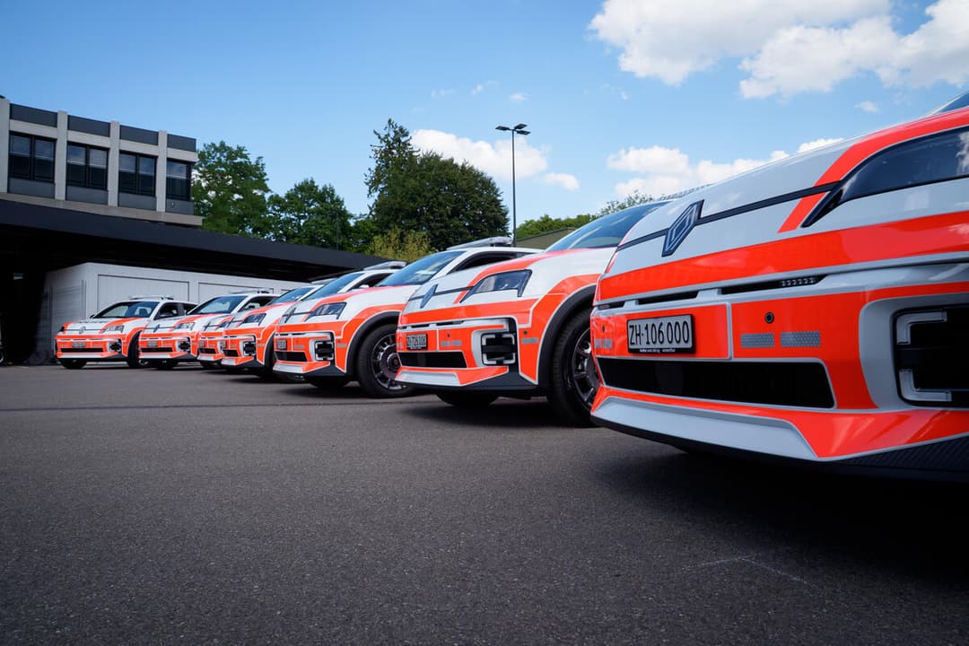 Sept Renault 5 E-Tech électriques aux couleurs rouge et blanc de la police de Winterthur, alignées dans une cour