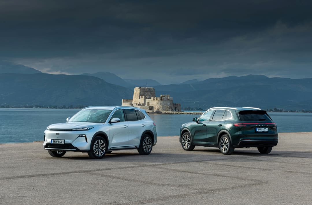 Geely E5 blanc électrique et Starray EM-i vert hybride rechargeable face à un château au bord d'un lac alpin