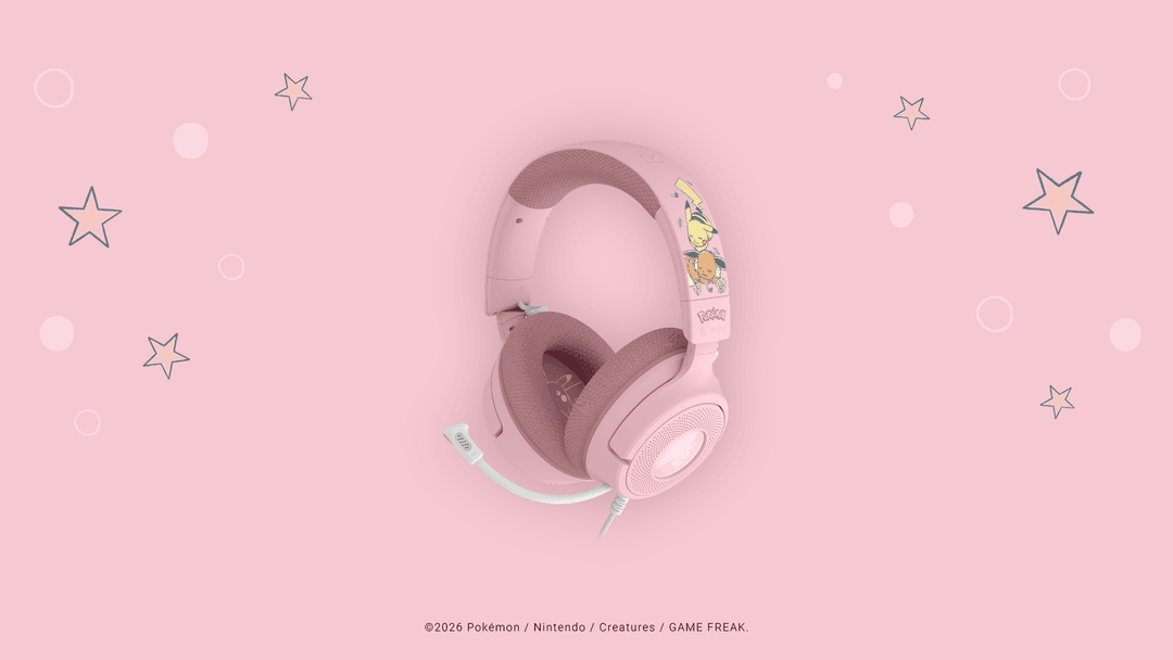 Casque Razer Kraken V4 X aux couleurs rose et blanc avec détails Pikachu et Évoli, sur fond rose avec étoiles et motifs ludiques