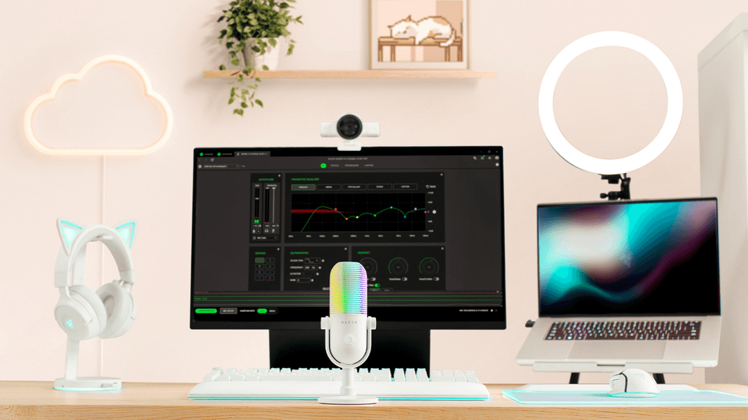 Microphone Razer Seiren V3 Chroma blanc sur bureau de gaming, entouré d'écrans, casque et anneau lumineux