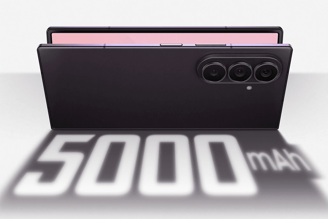 Samsung Galaxy Z Fold8 Ultra noir partiellement ouvert, affichant l'écran rose et les trois capteurs photo arrière