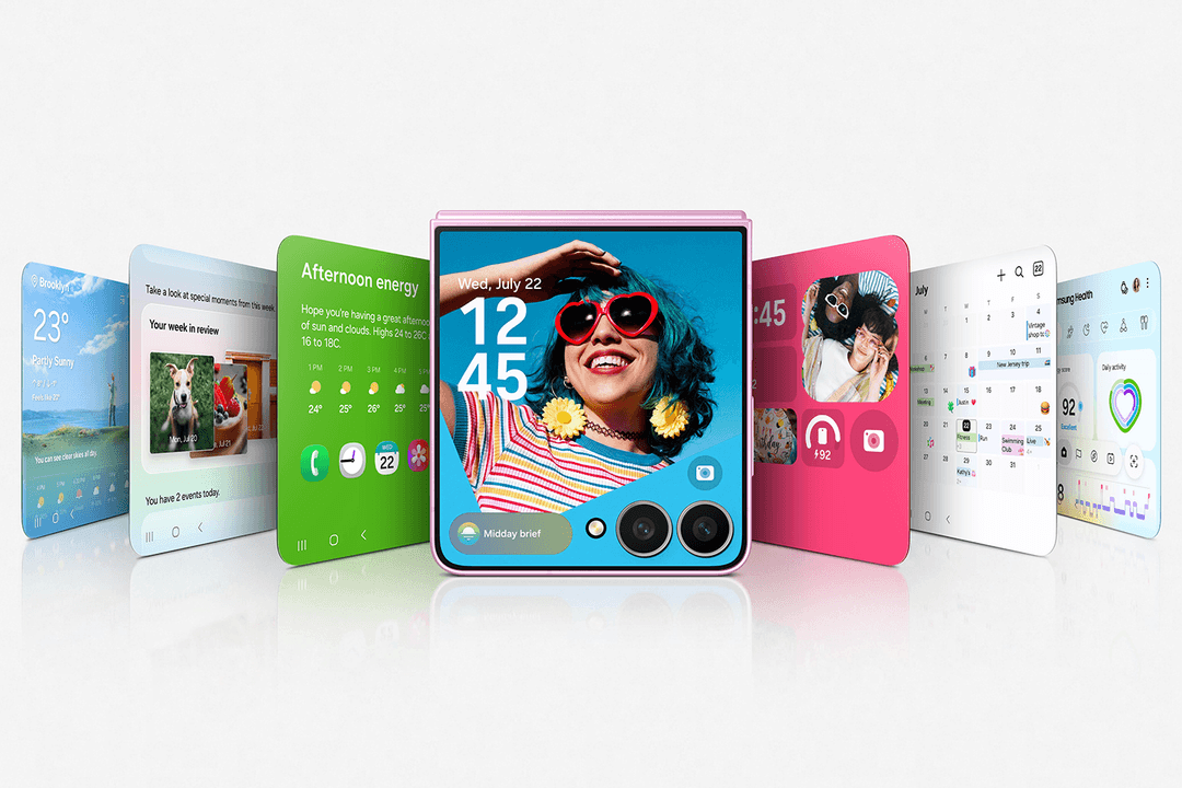 Samsung Galaxy Z Flip8 en plusieurs couleurs, ouvert en position pliée avec écran externe affichant des widgets et des informations