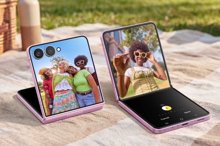 Galaxy Z Flip8 et Galaxy Z Fold8 roses affichant des selfies de deux personnes souriantes en extérieur, posés sur une surface claire