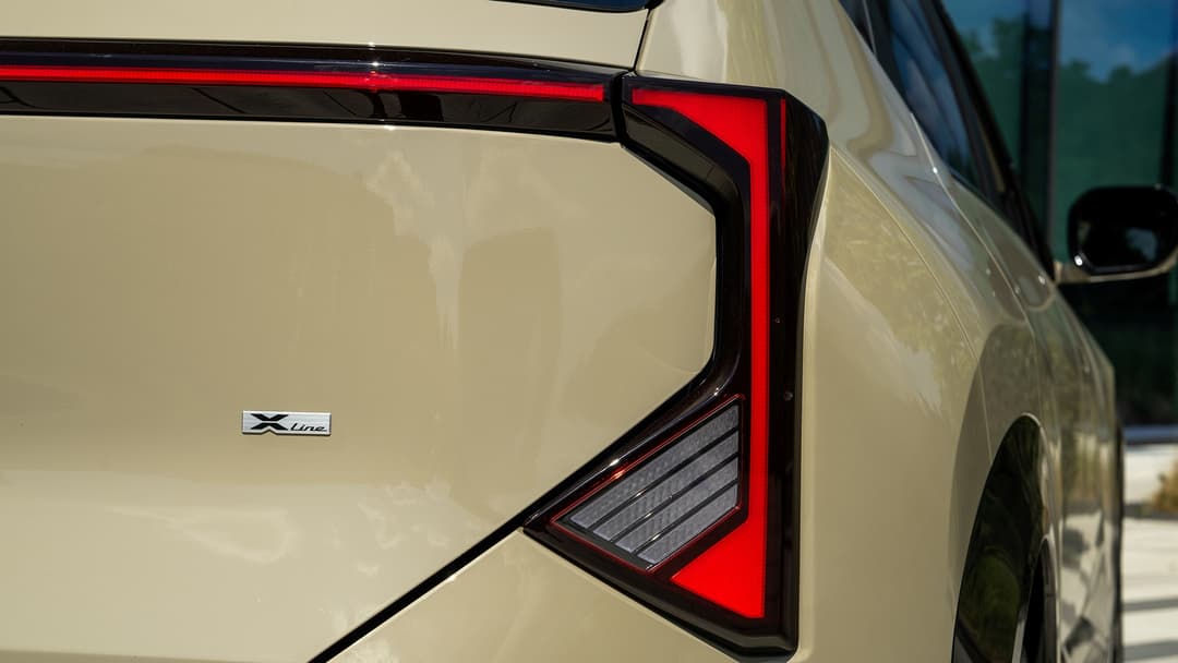 Kia Seltos X-Line blanc, détail du feu arrière rouge et du badge latéral