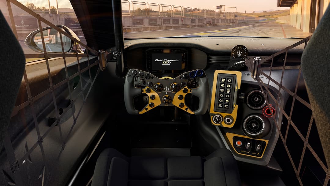 Habitacle du Maserati Project GT4 avec volant et tableau de bord jaunes et noirs, vue depuis la piste du Goodwood Festival of Speed