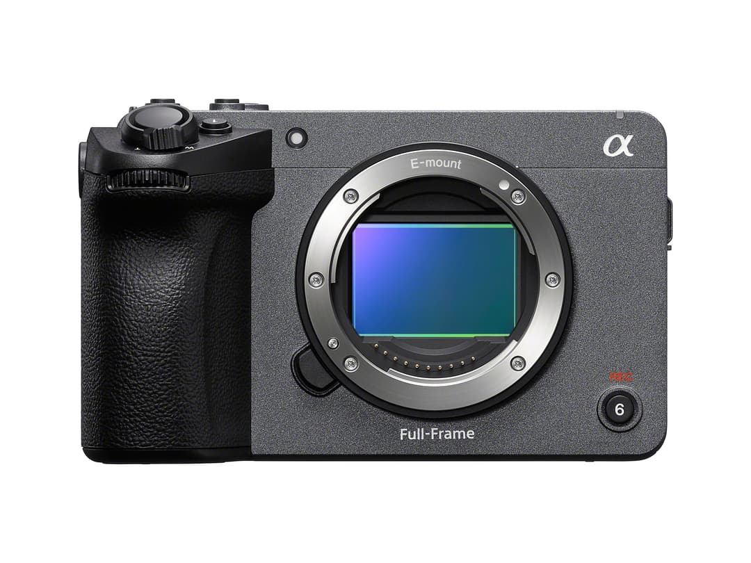 Caméra Sony FX5 plein format grise et noire avec monture E, capteur bleu visible au centre