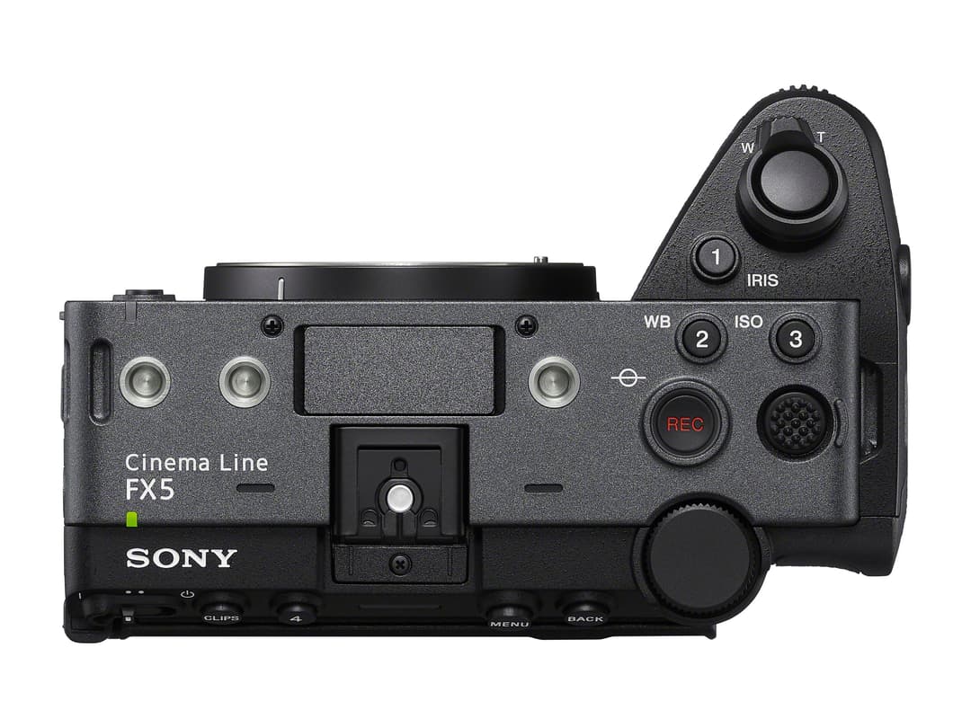 Caméra Sony Cinema Line FX5 noire vue de dessus, montrant l'écran tactile central, les boutons de contrôle et les commandes d'enregistrement