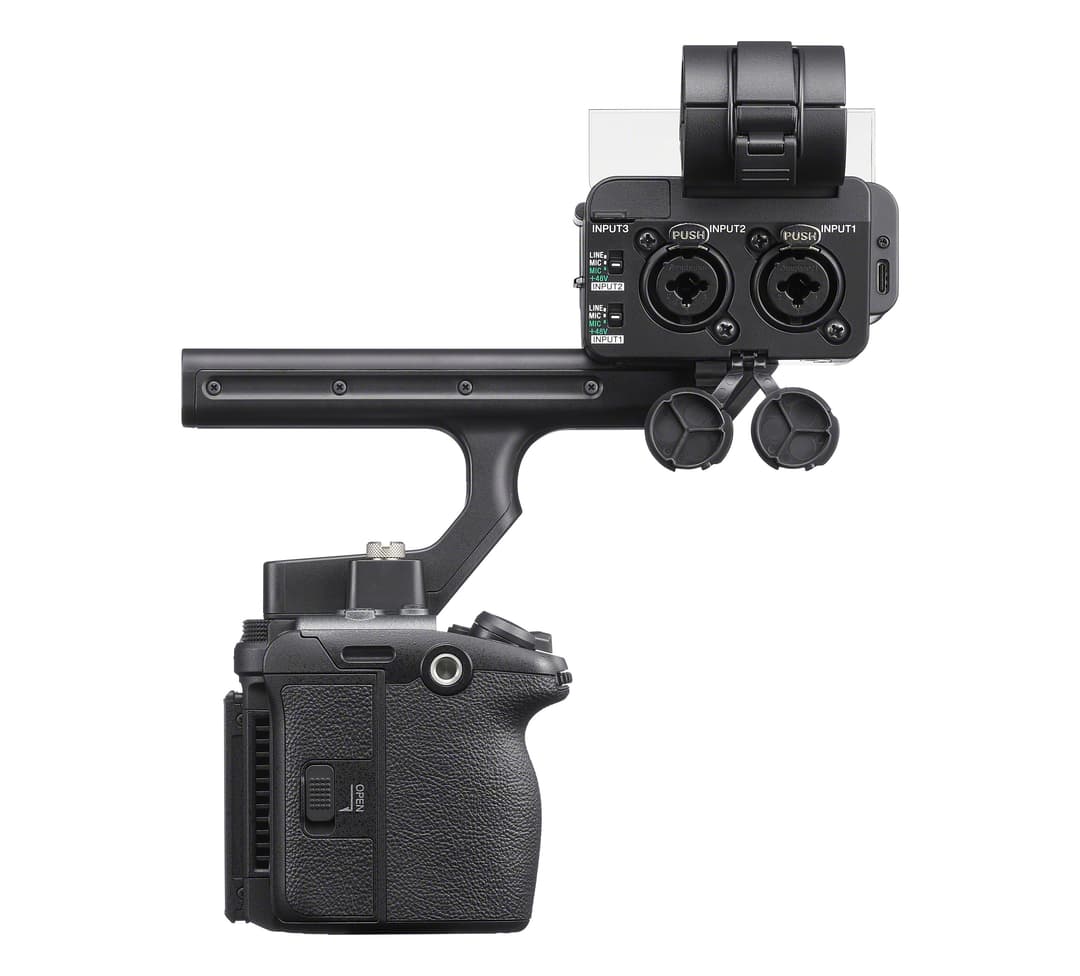Sony FX5 équipée d'une unité audio externe noire montée sur la griffe MI-Shoe, avec poignée de stabilisation et deux entrées XLR
