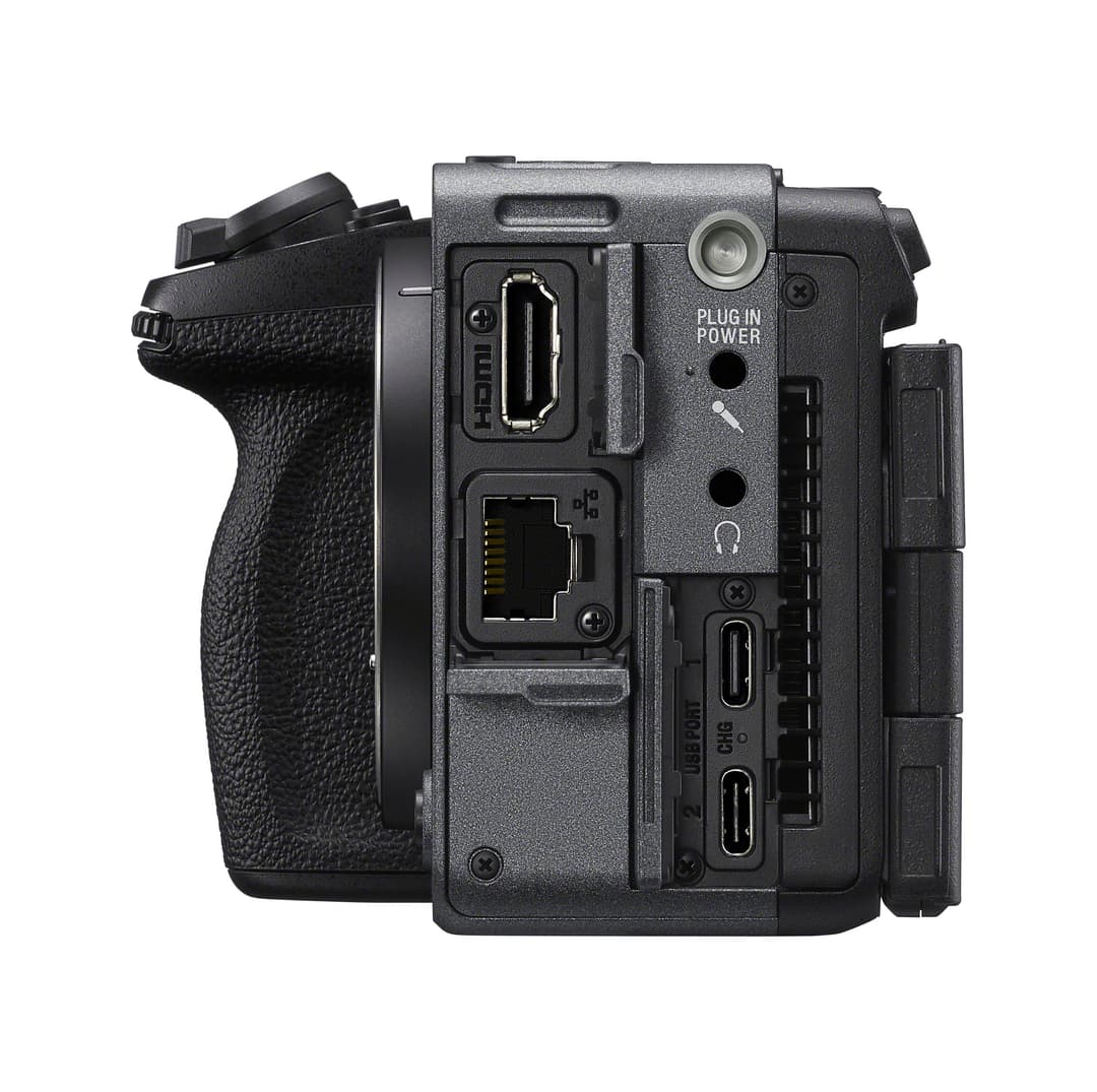 Caméra Sony FX5 plein format, vue de profil montrant les ports de connexion, l'écran et la poignée ergonomique noire