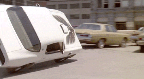 Caravanes garées en ordre dans un parking lors du festival Balélec