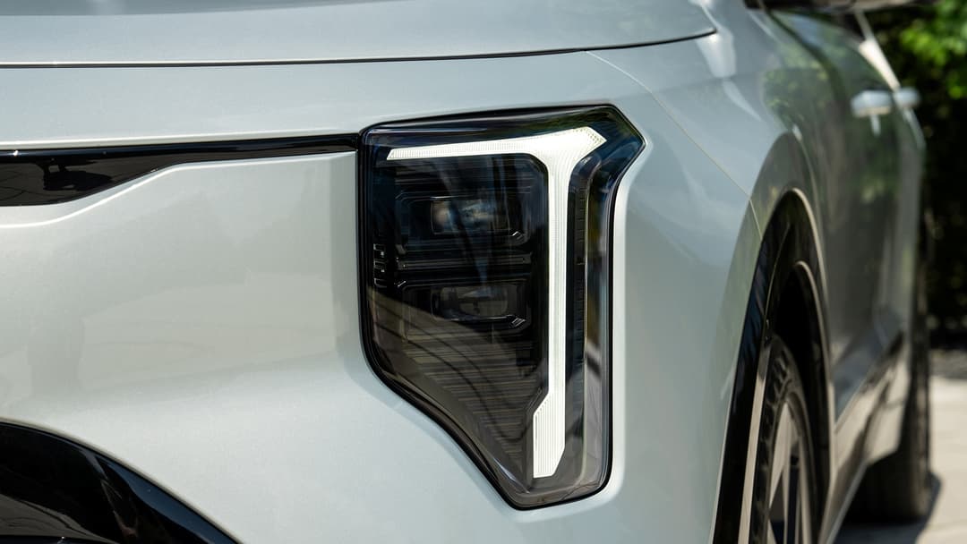 Kia Niro blanc avec projecteur LED avant de design vertical distinctif et cadre chromé