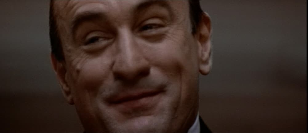 Robert de Niro en Al Capone dans Les Incorruptibles, le front rasé et les traits marqués