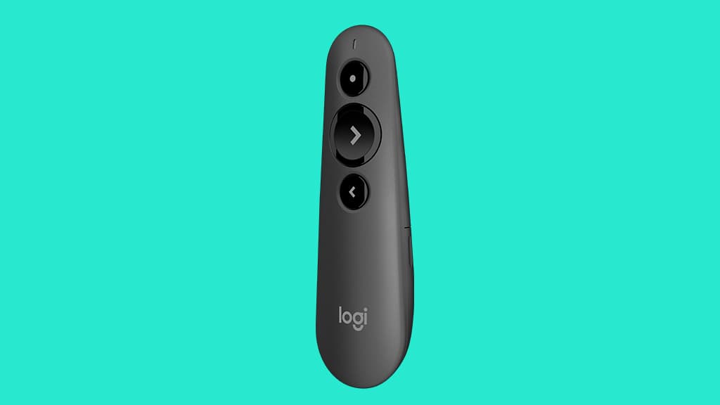 Télécommande laser R500 de Logitech, noire et allongée, avec trois boutons de navigation sur fond turquoise