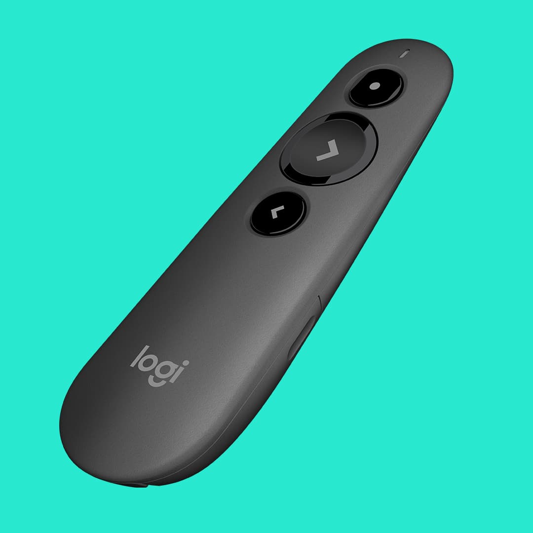 Télécommande Logitech R500 noire au design ergonomique avec trois boutons texturés sur fond turquoise