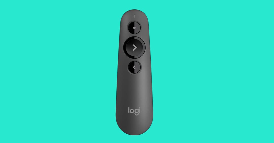 Télécommande Logitech R500 grise avec trois boutons de navigation sur fond turquoise