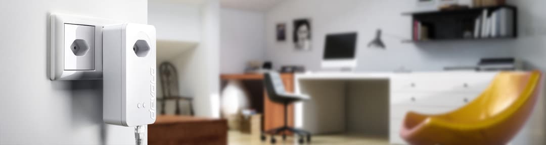 Adaptateur Devolo dLAN 550+ WiFi blanc branché sur une prise murale dans un intérieur résidentiel