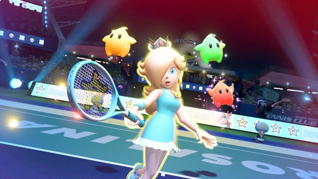 Princesse Peach vêtue d'une robe bleue tenant une raquette de tennis sur un court illuminé, entourée de personnages Mario