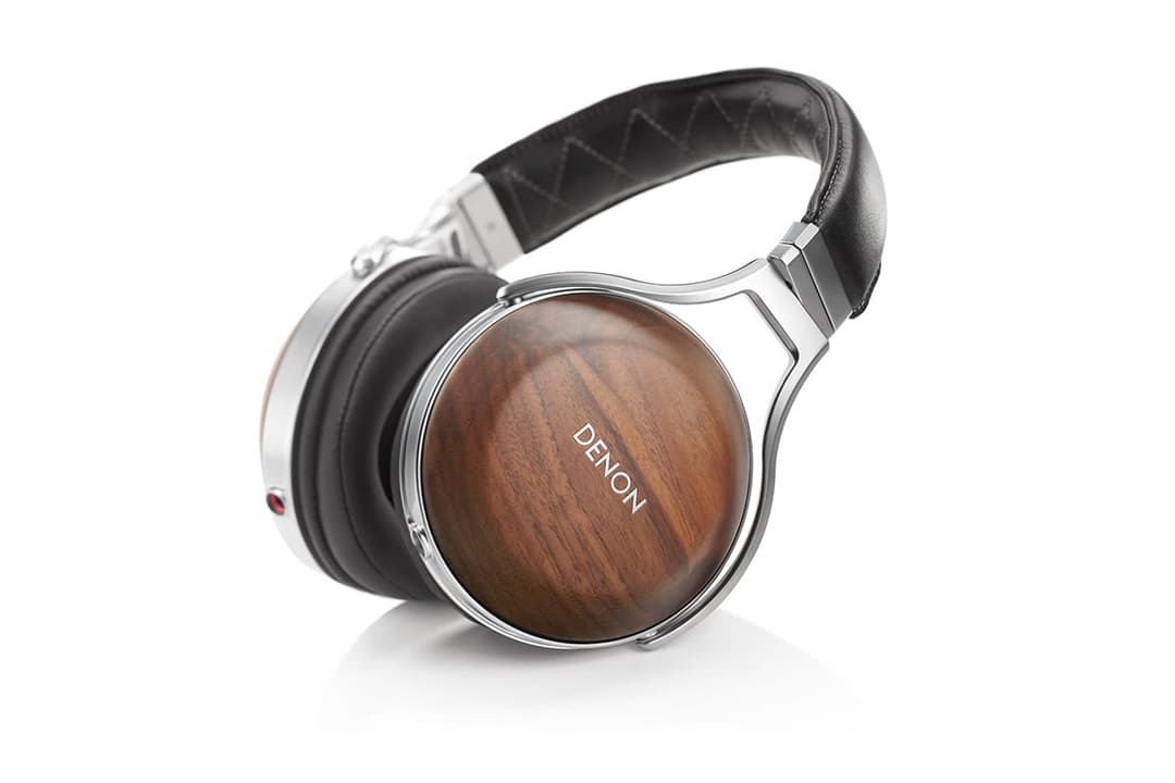 Casque Denon AH-D7200 avec arceau rembourré noir, écouteurs brun bois et finitions chromées, présenté de trois quarts