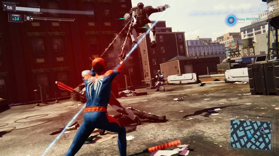 Spider-Man en costume bleu et rouge projette ses toiles contre des ennemis dans une arène urbaine new-yorkaise