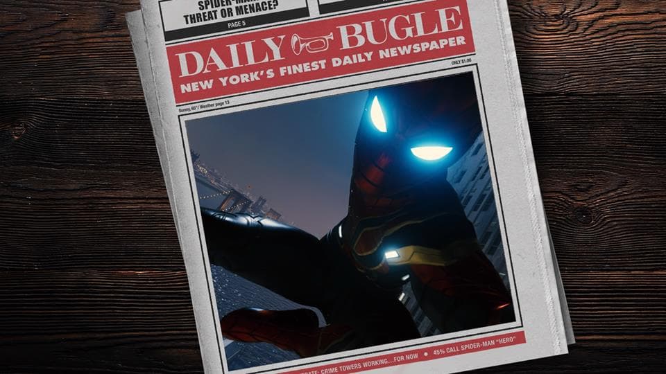 Journal Daily Bugle avec gros titre sur Spider-Man et photo de l'armure Iron Spider brillant dans la nuit new-yorkaise