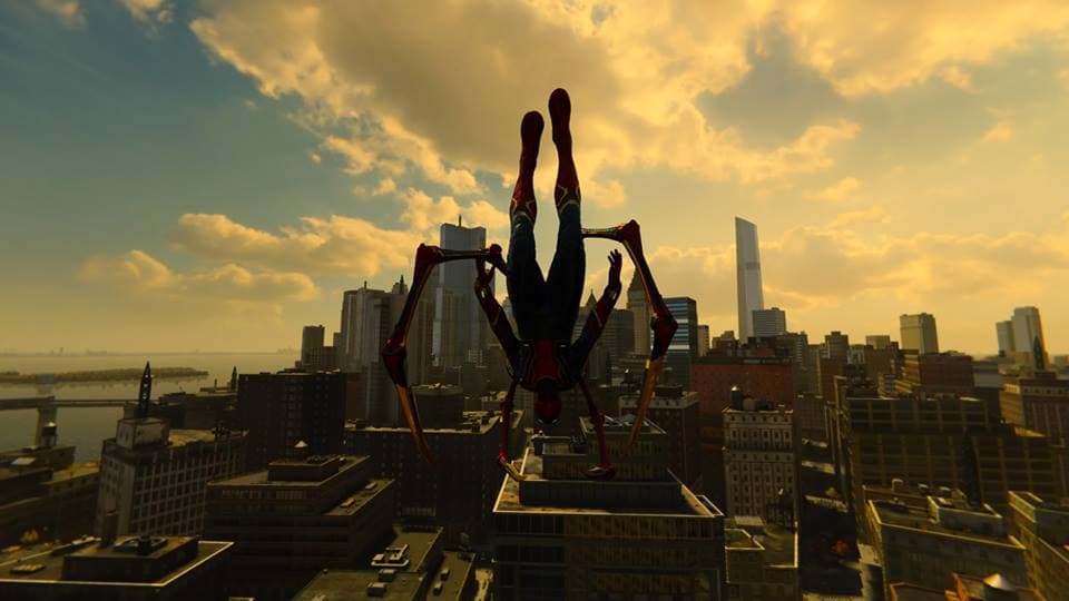 Spider-Man en costume rouge et bleu acrobate au-dessus de Manhattan, les jambes en l'air, dominé par des gratte-ciels et un ciel doré