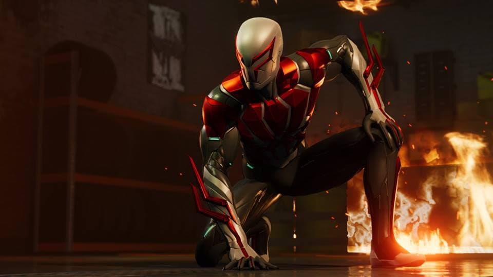 Spider-Man en costume rouge et noir bondit face aux flammes dans une rue urbaine de nuit
