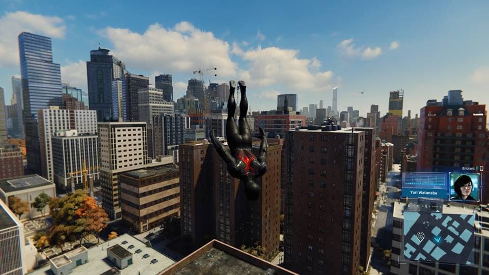 Spider-Man en combinaison noire court sur le mur d'un immeuble au-dessus de Manhattan, avec gratte-ciel et interface de jeu en bas d'écran