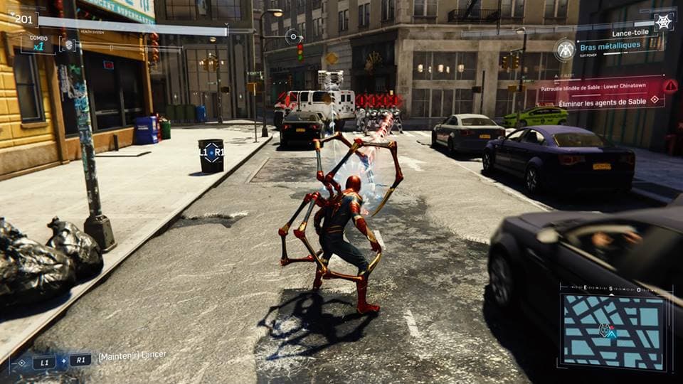 Spider-Man en costume rouge et bleu en plein combat dans une rue de New York, avec interface de jeu visible
