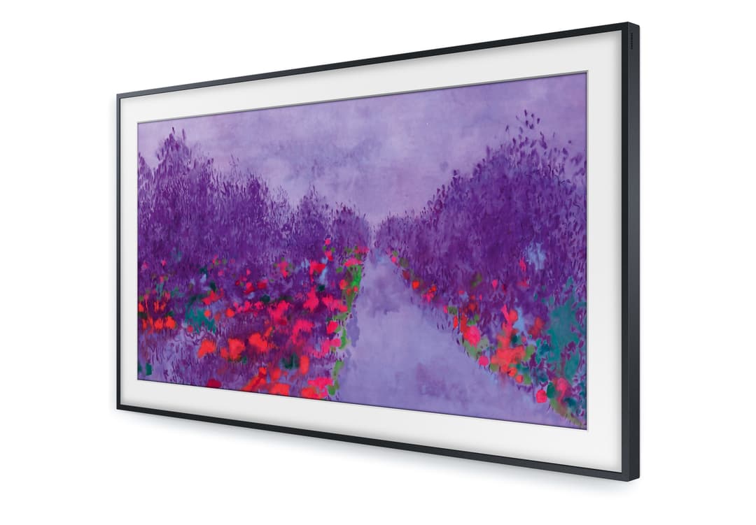 Samsung The Frame 2.0 affichant un champ de fleurs rouges et violettes avec passe-partout blanc, ressemblant à un tableau encadré