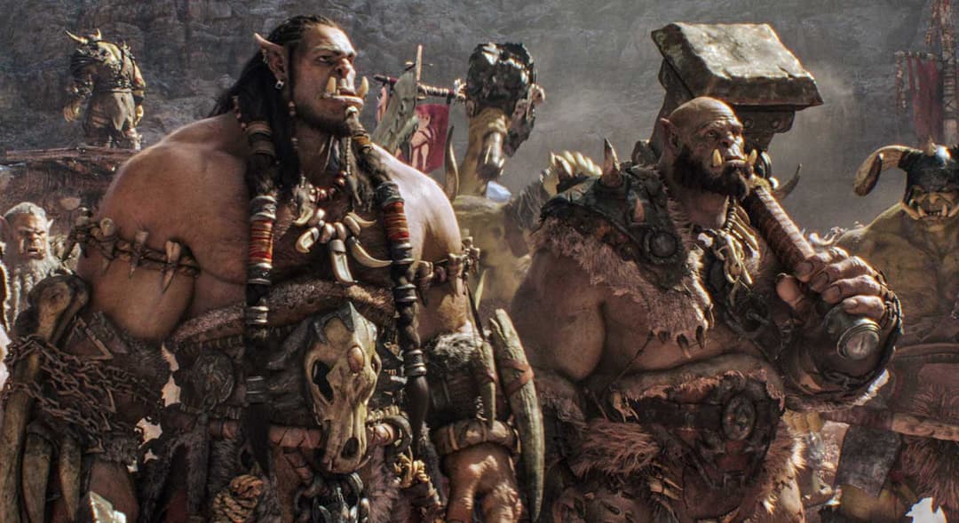 Guerriers Orcs musclés portant des armures tribales et des ornements en os dans un campement de pierre