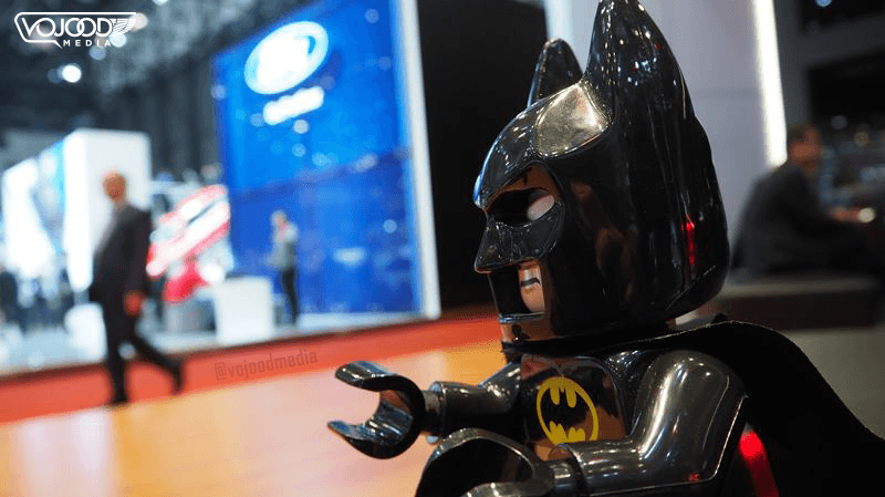 Figurine Batman en noir avec logo jaune au Salon International de l'Automobile de Genève