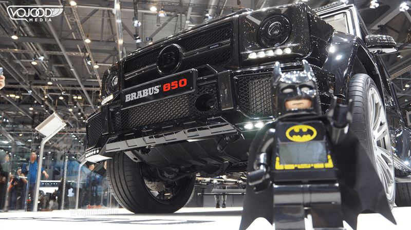 Figurine Lego Batman au premier plan devant un Brabus 850 noir au Salon International de l'Automobile de Genève
