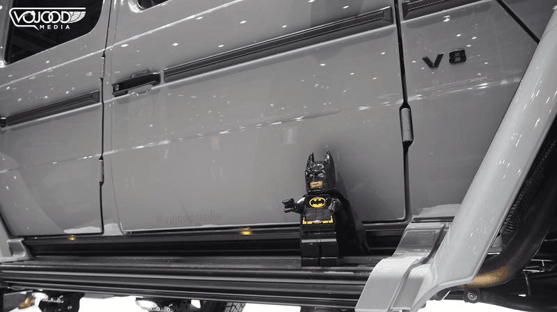 Figurine Lego Batman posée sur le plateau d'une Mercedes-AMG G 63 Brabus grise au Salon International de l'Automobile de Genève