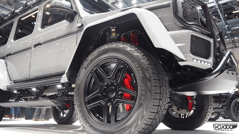 Mercedes-AMG G 63 Brabus 850 blanc et noir au Salon International de l'Automobile de Genève, vue détail de la roue et du châssis surélevé