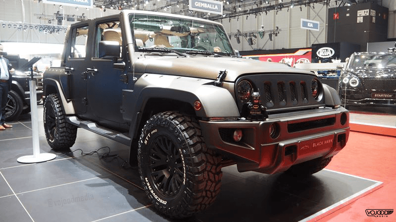 Jeep Wrangler Black Hawk noir et rouge exposée sur un socle au Salon International de l'Automobile de Genève