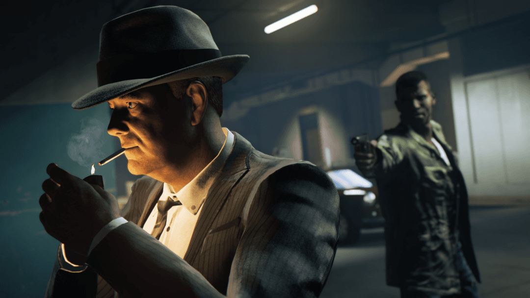 Personnage de Mafia III portant un chapeau et un costume, cigarette à la bouche, dans un intérieur rétro