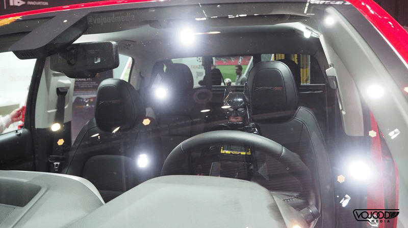 Intérieur de Chevrolet Colorado ZR2 avec sièges noirs et volant, éclairage de salon automobile