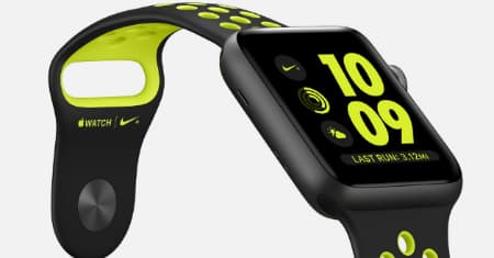 Apple Watch Series 2 Nike+ avec bracelet sport noir et jaune fluo, affichant l'heure 10h09 sur son écran