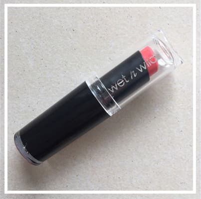 Balm Stain Wet n Wild rouge à lèvres dans son étui noir brillant avec applicateur transparent