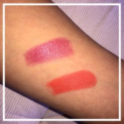 Deux teintes de rouge à lèvres Wet N Wild testées sur peau bronzée : Carrot Gold orange vif et une teinte rose corail